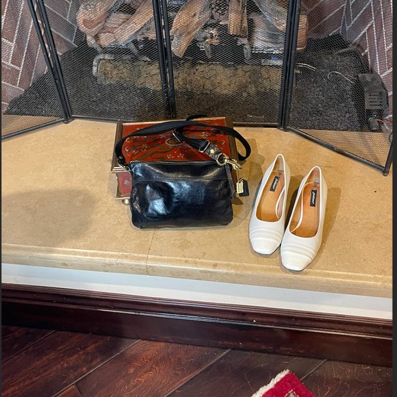 100123Purse- COACH DAISY LIQUID GLOSS PATENT LEATHER BLACK HOBO BAG - Picture 4 of 4